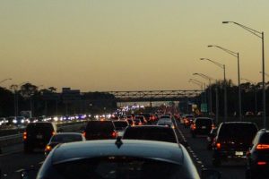 "Vai e vem do trânsito": mais de 680 mil paranaenses se deslocam diariamente para trabalhar ou estudar em municípios vizinhos
