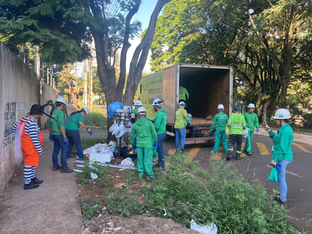 ação de combate a dengue em maringa pessoas ao redor de um caminhão de coleta de recicláveis