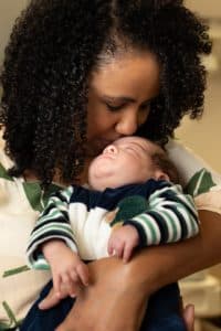 “Não ouvi o choro do meu bebê ao nascer”, conta mãe de UTI