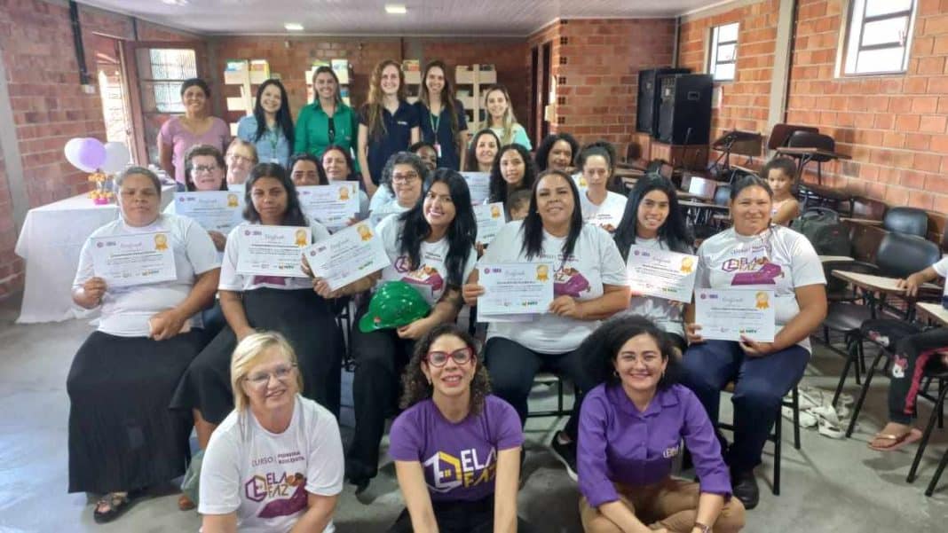 grupo de mulheres segurando certificado de conclusão do curso em azulejista