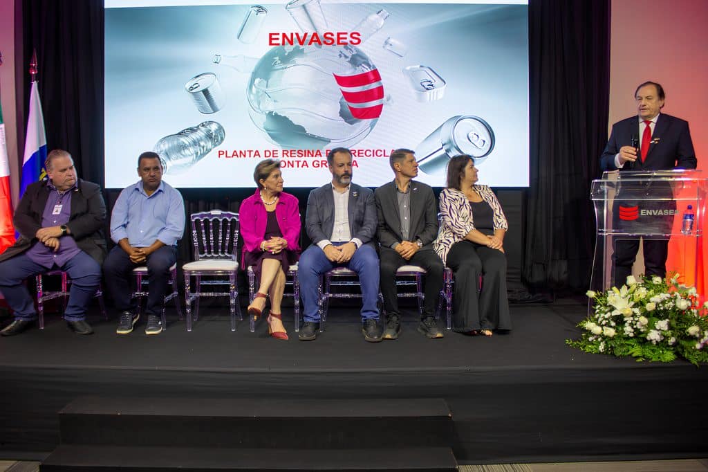 foto de autoridades no lançamento da pedra fundamental da Envases