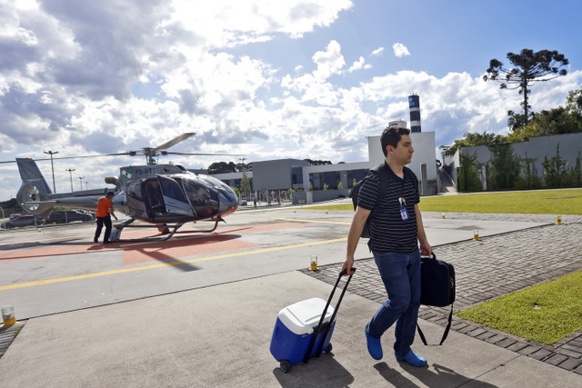 O Paraná se mantém como o Estado com maior número de doações de órgãos por milhão de população (pmp) no País, de acordo com a Associação Brasileira de Transplante de Órgãos (ABTO). O Paraná registra 41,6 doações pmp, seguido por Rondônia com 40,5 pmp, Santa Catarina com 39,4 pmp e Rio de Janeiro com 26,9 pmp. A média nacional ficou em 19,1 pmp. Entre janeiro e junho de 2024, o Paraná registrou 648 notificações de potenciais doadores, resultando em 242 doações efetivas. Este é o maior número de notificações já registrado no Estado. A taxa de recusa familiar para doação também diminuiu, passando de 122 recusas (27% das notificações) no primeiro semestre de 2023 para 103 recusas (25%) no mesmo período de 2024. 