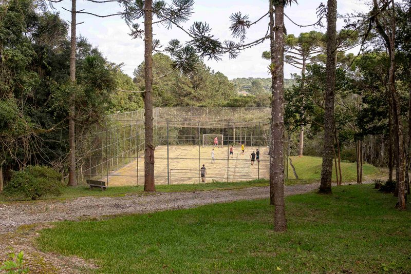 O terreno de 36 mil m² abriga, além da sede, quadra esportiva, piscina e um bosque para caminhadas.Juliano Rosseto