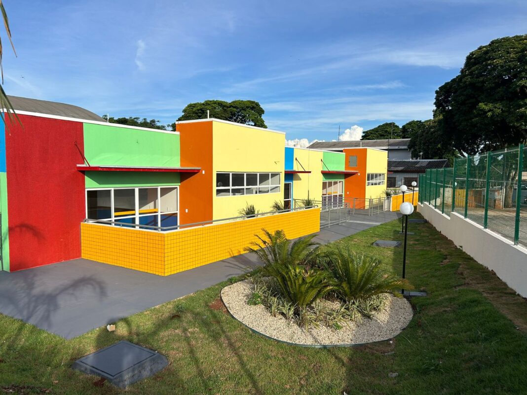 Fachada da Escola Municipal Suely Ideriha em Londrina. Prédio nas cores amarelo, vermelho, laranja e verde