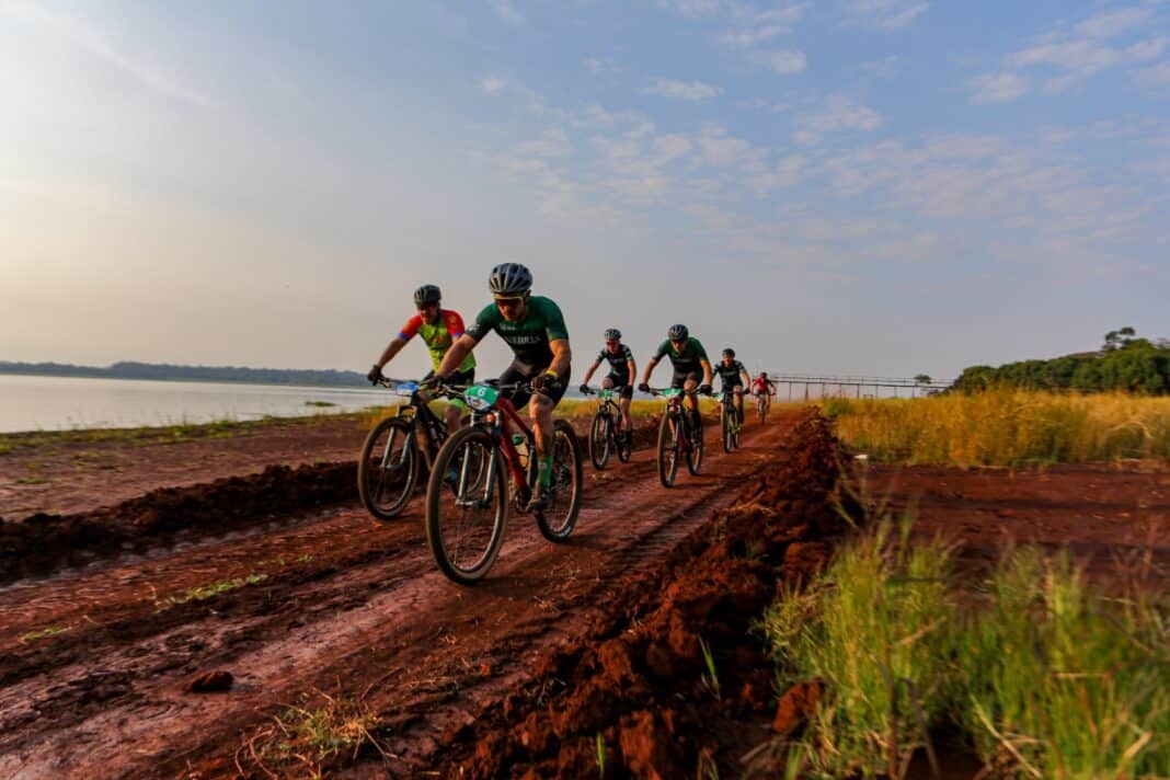 ciclistas andando de mountain bike