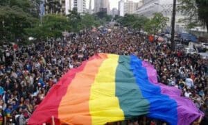 Parada LGBTI+ de Curitiba celebra diversidade e destaca a importância do voto consciente