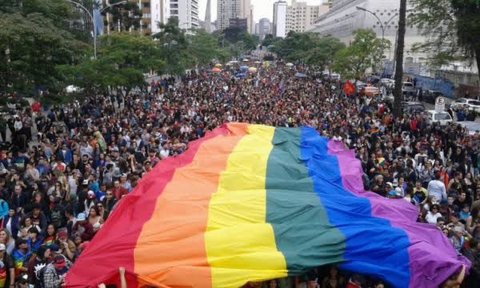 Parada LGBTI+ de Curitiba celebra diversidade e destaca a importância do voto consciente