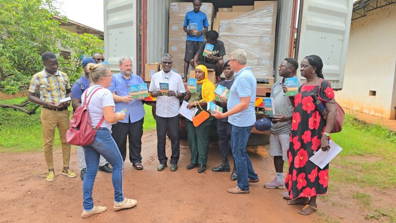 Missa Celebra Entrega de 25 Mil Bíblias da Igreja do Paraná a Fiéis Católicos na África