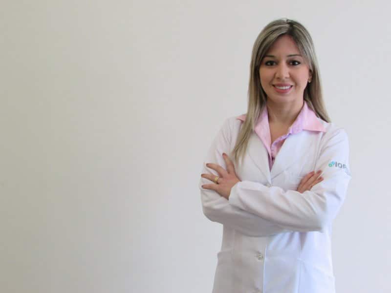 Dra. Larissa Maria Macedo Lopes, oncologista clínica do IOP (Instituto de Oncologia do Paraná)