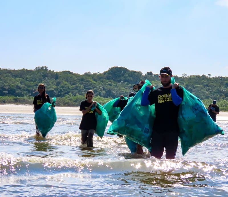 Expedição transformará lixo das praias de PR e SC em acessórios para surf e mobiliários urbanos