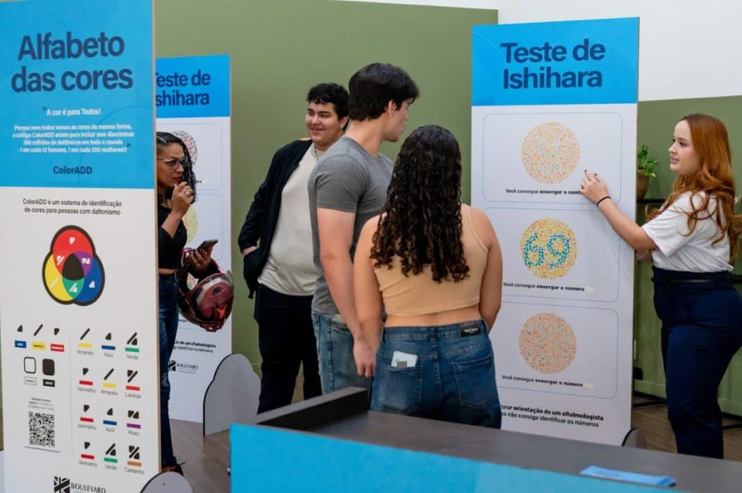 Pessoas observam testes para daltônicos