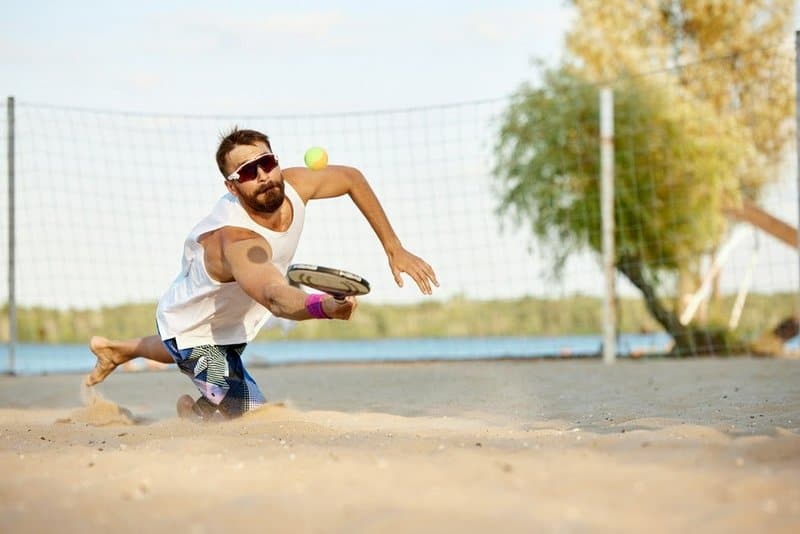 Quase metade dos praticantes de beach tennis já sofreu alguma lesão