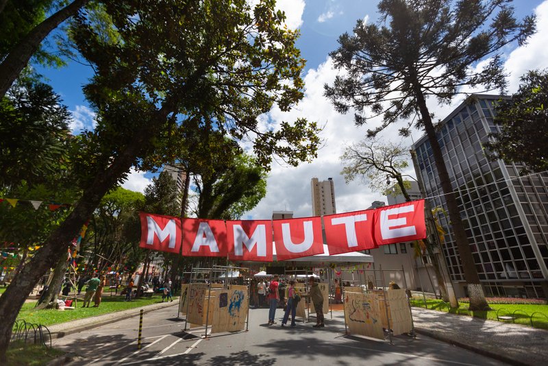 Mamute Feira Gráfica agita Câmara de Curitiba e Praça Eufrásio Corrêa com programação cultural gratuita