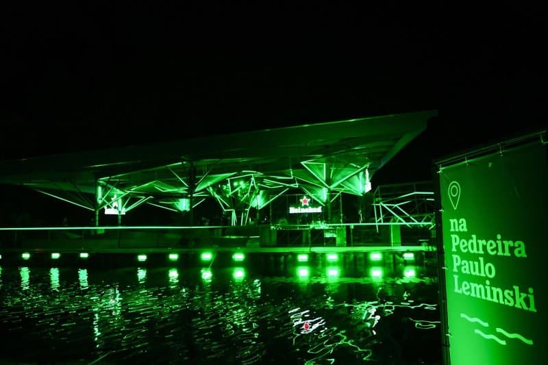 Último fim de semana do Heineken Floating Bar teve projeção em homenagem a Paulo Leminski