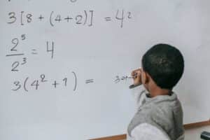 Mais da metade dos estudantes carece de noções básicas de matemática