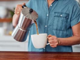 Beber café ao acordar faz mal? Sem comprovação, dúvida se espalha nas redes