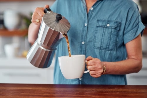 Beber café ao acordar faz mal? Sem comprovação, dúvida se espalha nas redes