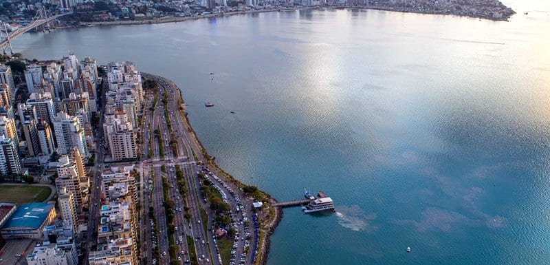 Catamarã Floripa comemora dois anos de operação com expansão e novas experiências para turistas